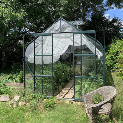 Pendant l’hiver, une serre de jardin abrite et protège vos cultures du froid, des gelés, du vent