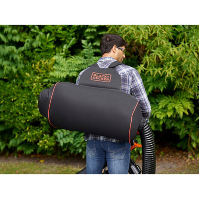 Personne portant sur le dos un sac d'aspirationPersonne portant sur le dos un sac d'aspiration