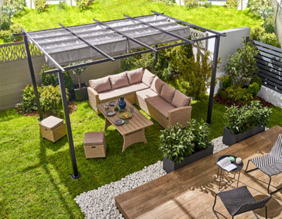 Salon de jardin dans la pelouse avec pergola
