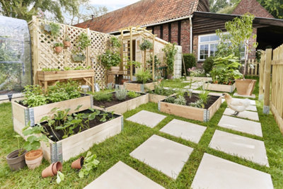 Plusieurs carrés potagers espacés dans un grands jardin