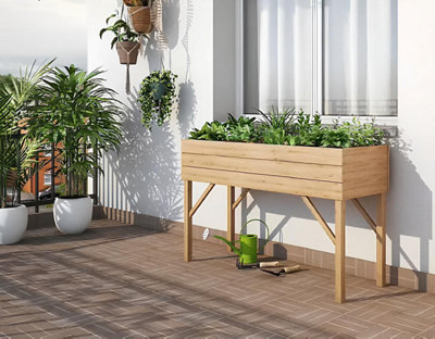 Un potager sur pieds sur une terrasse