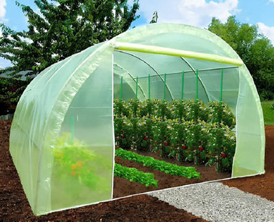 Un potager sous une serre tunnel
