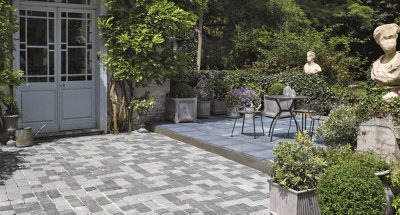 Une allée bordant une terrasse