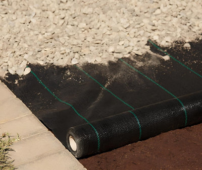 Du géotextile sous une allée de graviers