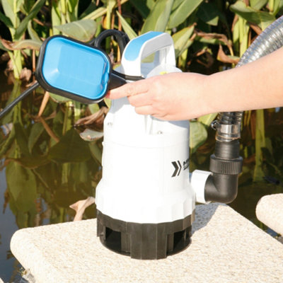 Regarder le niveau d’eau dans la pompe