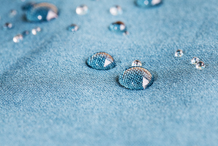 goute d'eau sur toile store banne