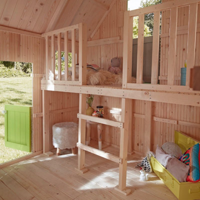 Intérieur abri de jardin bois aménagé espace de jeu pour enfant