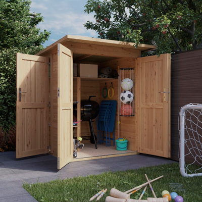 Abri de jardin bois avec 3 portes ouvertes avec affaires rangées intérieures