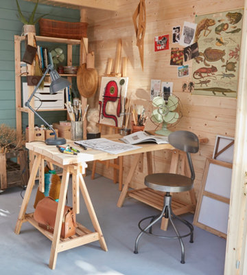 Intérieur abri de jardin bois avec atelier de loisirs créatif