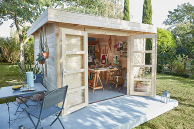 Abri de jardin en bois ouvert avec atelier à l'intérieur