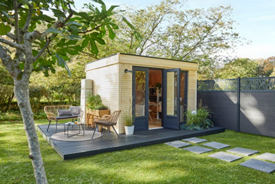 Abri de jardin en bois avec petite terrasse avec salon sur la gauche