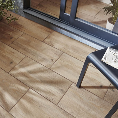 S’il est le revêtement de sol le plus onéreux, le carrelage extérieur compte de nombreux avantages non négligeables