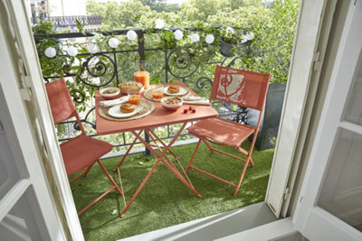 Pour un espace extérieur aux airs de jardin privatif, le sol en gazon synthétique est l’idée parfaite