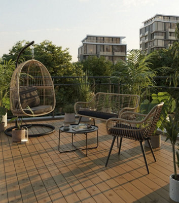 Et pour la touche cosy et détente, le fauteuil suspendu ou le hamac s’invite sur le balcon