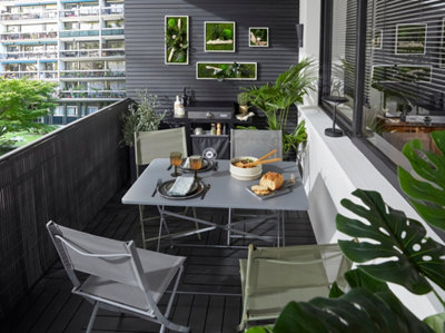 Les petits balcons devront parier sur des meubles pratiques pour un aménagement optimal.