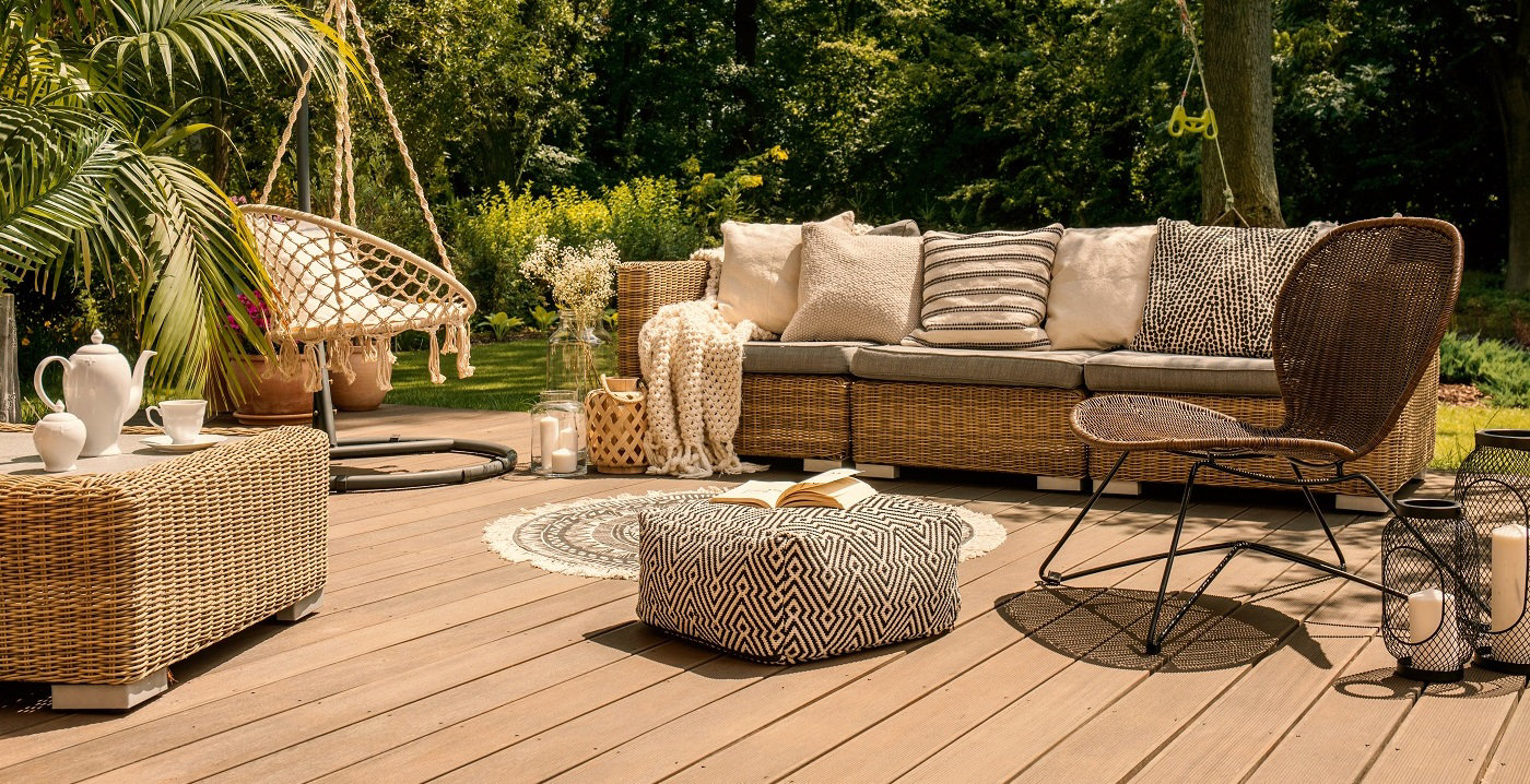 Une terrasse en lame bois avec un salon de jardin