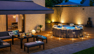 Une terrasse équipée d'un spa