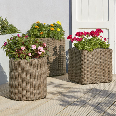 Des bacs à fleurs en rotin