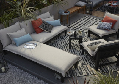 Sur une terrasse un espace de détente aménagé pour se reposer