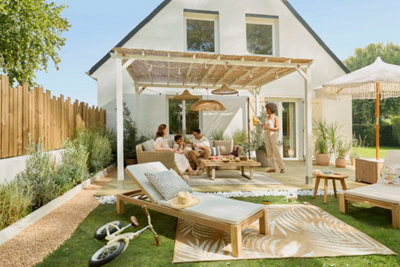Une belle terrasse abritant un salon de jardin