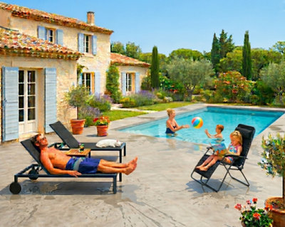 Une terrasse extérieure donnant sur une piscine équipée de bains de soleil et d'un fauteuil relax