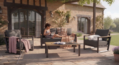 Une terrasse en carrelage extérieur avec un salon de jardin équipé de plaids