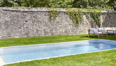 Jardin entouré d'un mur en pierre