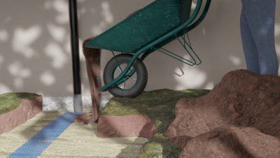 Vous pourrez ensuite finir de reboucher la fosse avec de la terre de jardin fine dont vous aurez pris soin de retirer les pierres