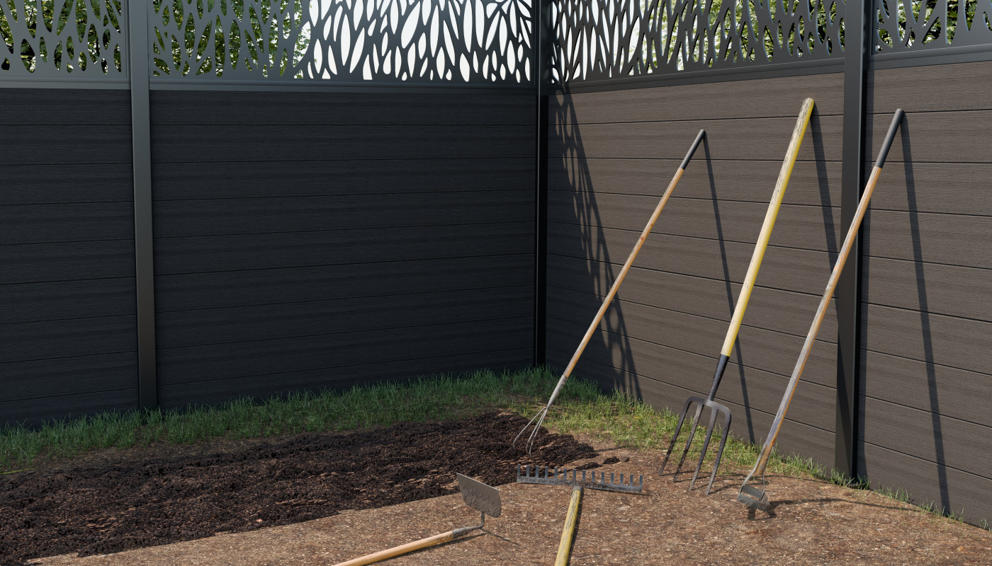 Image d'un potager avec les principaux outils le long d'une clôture