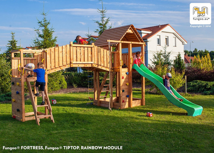 aire de jeu en bois avec enfants
