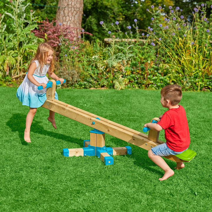 2 enfants sur un trébuchet
