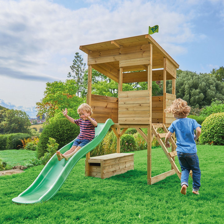 Maison en bois en hauteur avec tobogan et des enfants
