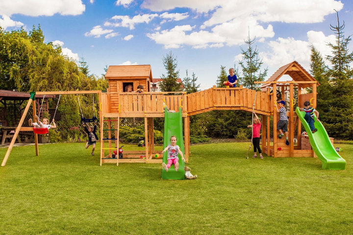 air de jeu en bois avec enfants