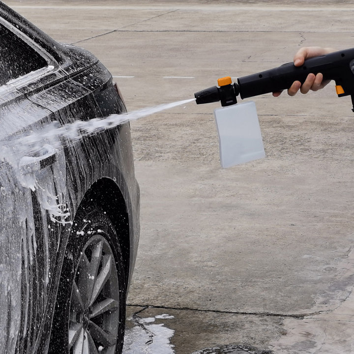 Nettoyeur haute pression sur une voiture