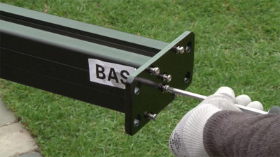 Placez la platine sur le bas du poteau