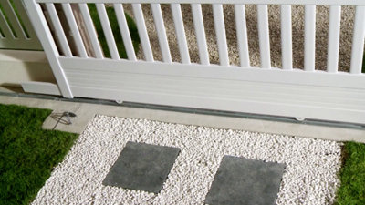 Installez maintenant le portail de façon provisoire sur le rail le temps d'installer le rail de guidage et le guide