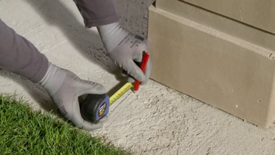 ​Comptez environ 55 mm (entre 35 mm et 70 mm selon la notice du fabricant)