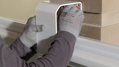 Faites ensuite glisser le guide sur le rail jusqu'au pilier, et repérez les points de fixation.