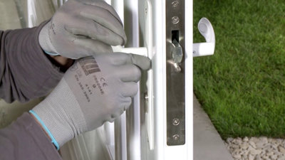 Si vous faites le choix d'un portail coulissant équipé d'une serrure, commencez par installer la poignée en la fixant au portail.
