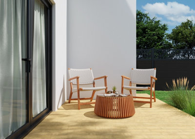 image d'une terrasse en bois avec 2 fauteuils et une table basse