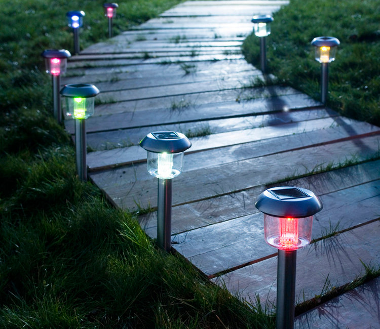 Balises solaires le long d'une allée en dalles