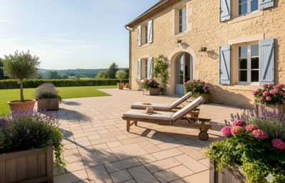 Une belle terrasse en dalles de pierre devant une maison de style provençal