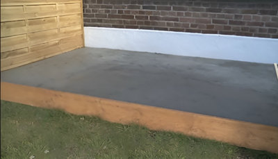 Coffrage avec planche le long de la dalle
