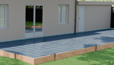 Chevillettes plantées dans le sol maintenant les planches de coffrage