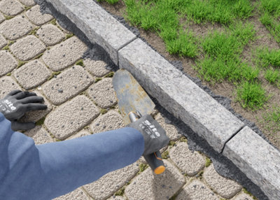 - Bordures de jardins en béton.