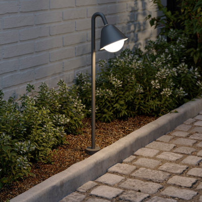 Pour terminer vos travaux avec une finition qui change tout, utilisez des luminaires d’extérieurs pour éclairer votre allée.