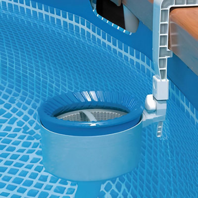 Zoom sur un skimmer de piscine