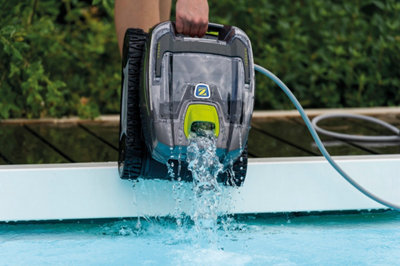 image d'un aspirateur robot sortant de l'eau d'une piscine
