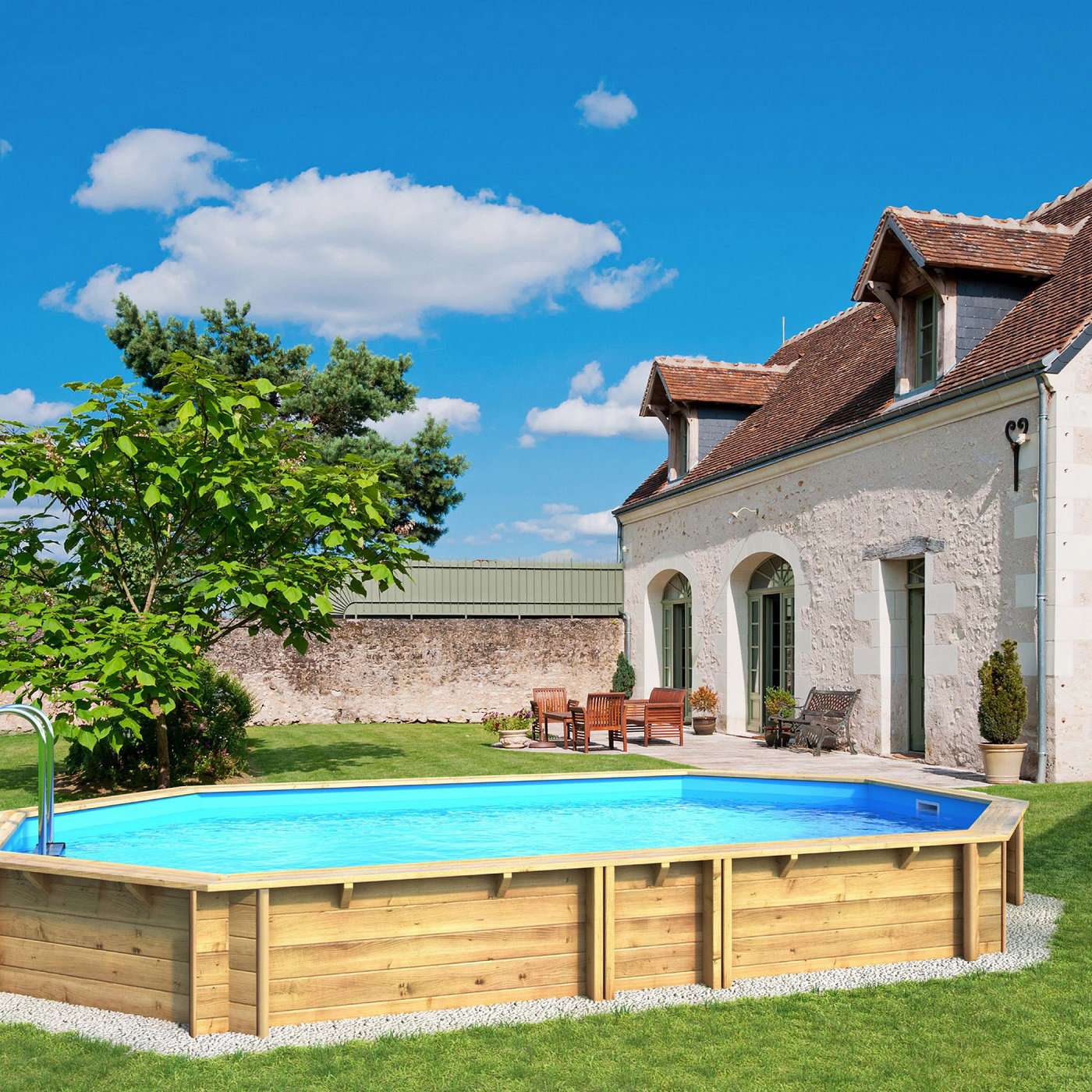 une piscine en bois semi-enterrée sous le soleil