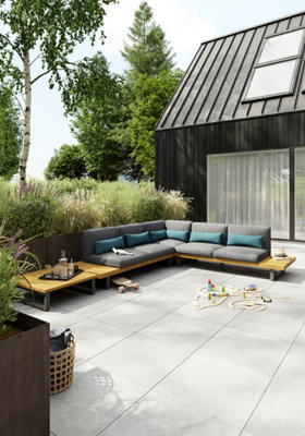 Terrasse carrelage avec grand salon de jardin 